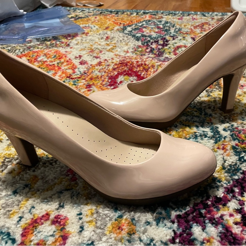 NIB Clarks Nude patent pumps size 9